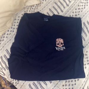 navy blue Vans tee-shrt w/ skull